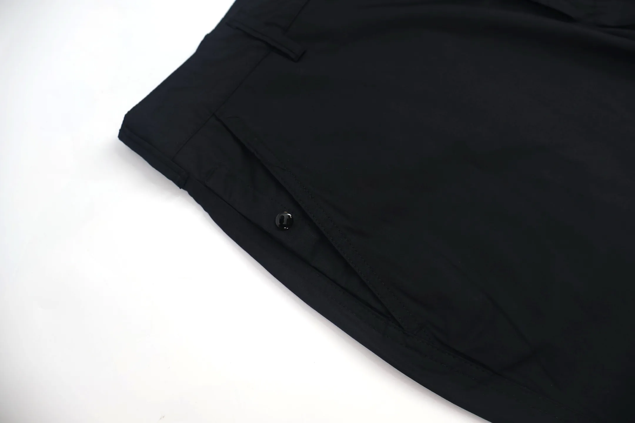 P480 Exclusive supply] Stine Island Stone Island emblem overalls Customized cloud cotton Yixu moisture-permeable soft-skin satin Refreshing and breathable Comfortable and skin-friendly The black base is calm and atmospheric The side of the pants is emblazoned with the Stonesland emblem, using imported machine embroidery technology. Advanced computer control systems and sophisticated mechanical components are used to realize the Stonesland emblem embroidery operation with high precision and smooth and delicate lines. Accessories are customized with 1:1 Stonelsland snap buttons. Size:30-32-34-36